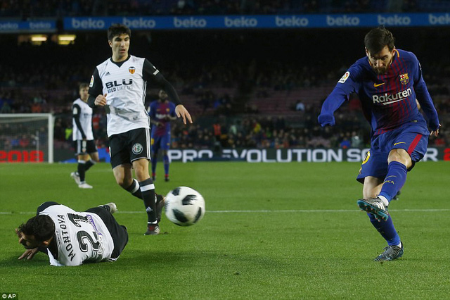 luis suarez lap cong barcelona vuot ai valencia