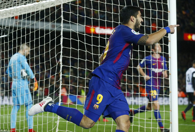 luis suarez lap cong barcelona vuot ai valencia