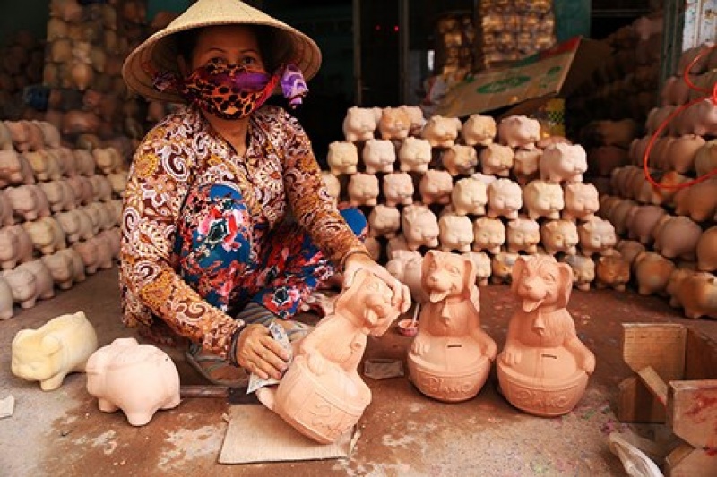 lang gom tat bat san xuat cho vang don tet mau tuat