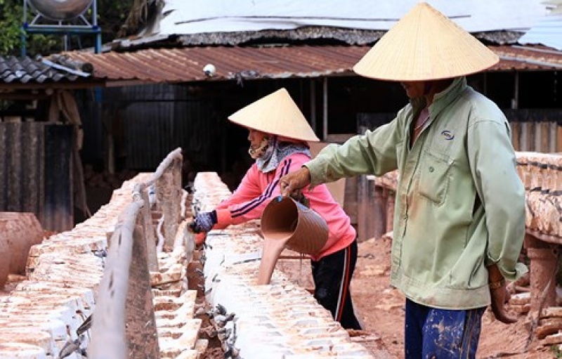 Làng gốm tất bật sản xuất 'chó vàng' đón Tết Mậu Tuất