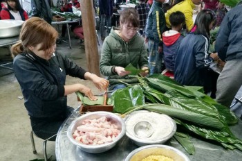 “Thầy cô cắm bản” gói bánh chưng, mổ heo cho học sinh ăn Tết