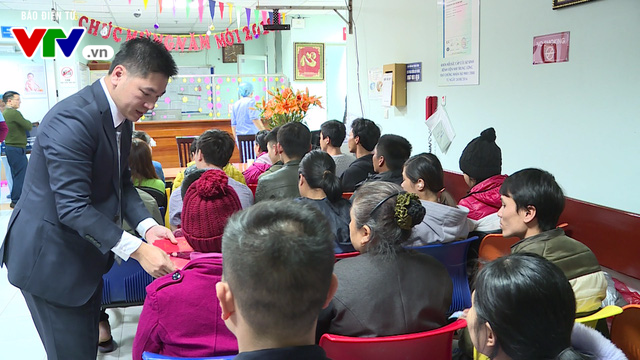 dong hanh cung cac benh nhi trong dem giao thua