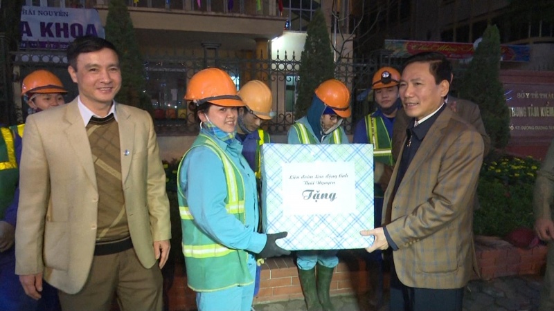 Chủ tịch UBND tỉnh thăm, động viên công nhân lao động đêm giao thừa