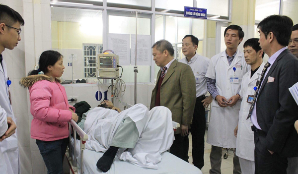 Bác sĩ tất bật cấp cứu bệnh nhân sáng mùng 1 Tết