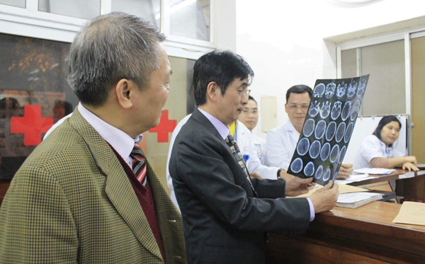 Bác sĩ tất bật cấp cứu bệnh nhân sáng mùng 1 Tết bac si tat bat cap cuu benh nhan sang mung 1 tet