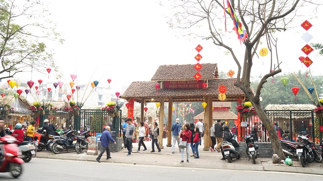 pho ong do o ha noi nuom nuop khach xin chu ngay mung 1 tet