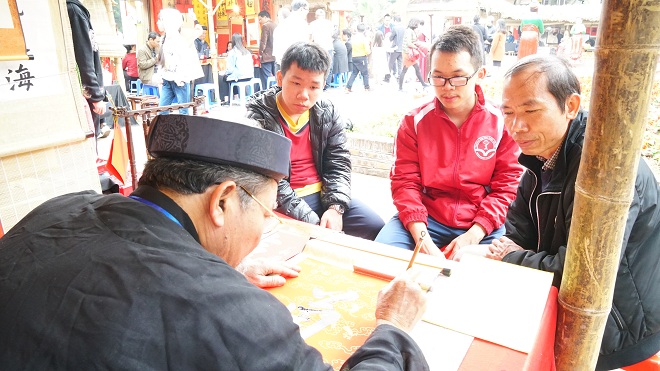 pho ong do o ha noi nuom nuop khach xin chu ngay mung 1 tet