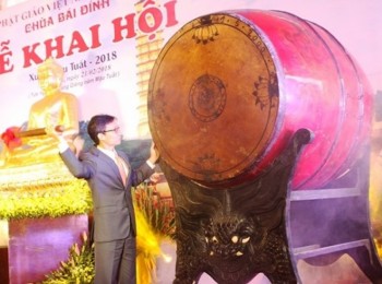 Phó Thủ tướng Vũ Đức Đam đánh trống khai hội chùa Bái Đính năm 2018