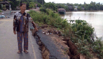 Sạt lở bờ sông Ông Chưởng đe dọa nhà cửa của người dân An Giang