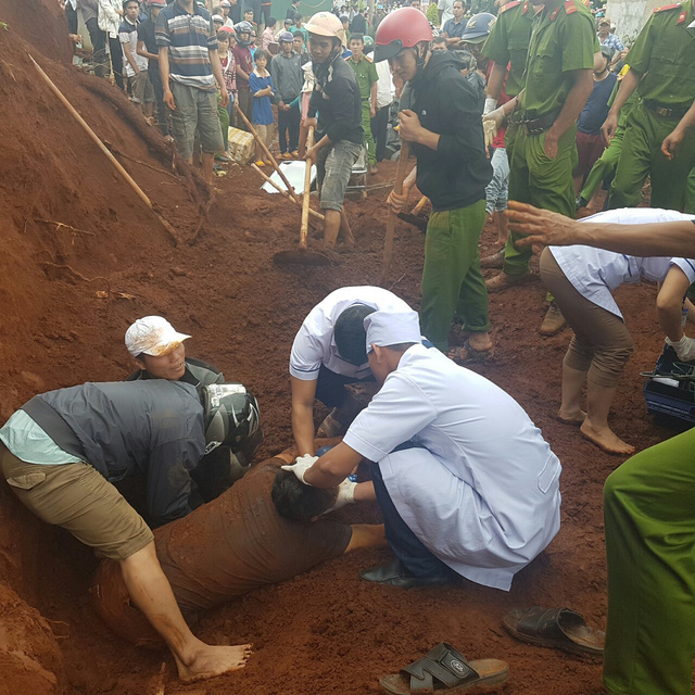 3 nguoi trong mot gia dinh thuong vong khi dao mong xay nha