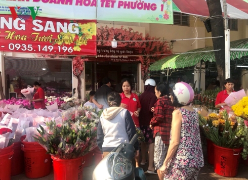 thi truong hoa tet nguoi ban lo lo von nguoi mua hoan hi