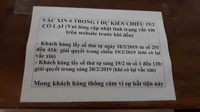 xep hang tu mo sang lay so tiem nhieu phu huynh quay ve vi het vac xin 6 trong 1