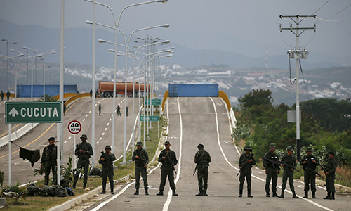 hon 100 binh si venezuela dao tau sang colombia