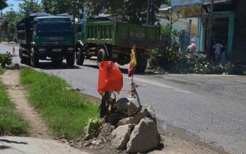 Né trạm cân, xe tải băm nát đường giao thông