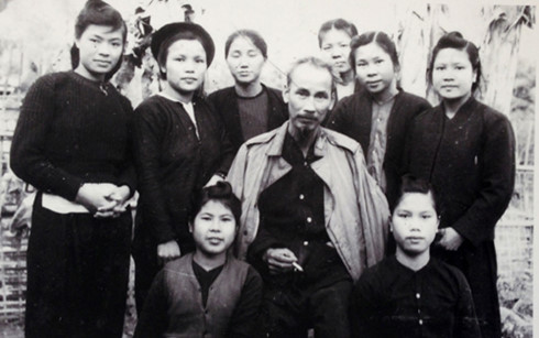 Những vần thơ của Bác Hồ ca ngợi phụ nữ Việt Nam