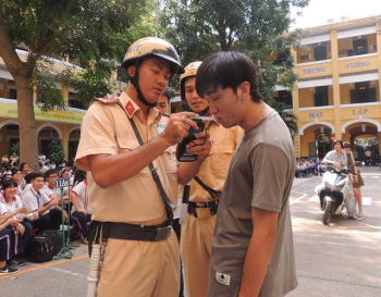 Đo nồng độ cồn, phạt vi phạm giao thông... ngay giữa sân trường