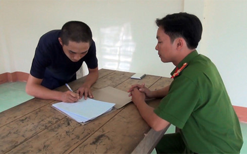 nhom nguoi hung han mang theo dao kiem di doi lam bao ve