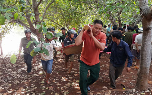 4 hoc sinh duoi nuoc thuong tam tren vung ho thuy dien se san