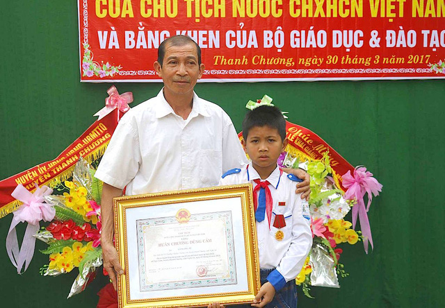 trao huan chuong cua chu tich nuoc den hoc sinh lop 5 cuu hai em nho khoi duoi nuoc