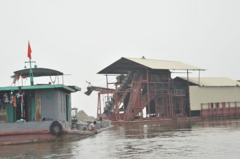 Bắt quả tang hàng chục “cát tặc” trên sông Hồng lúc rạng sáng