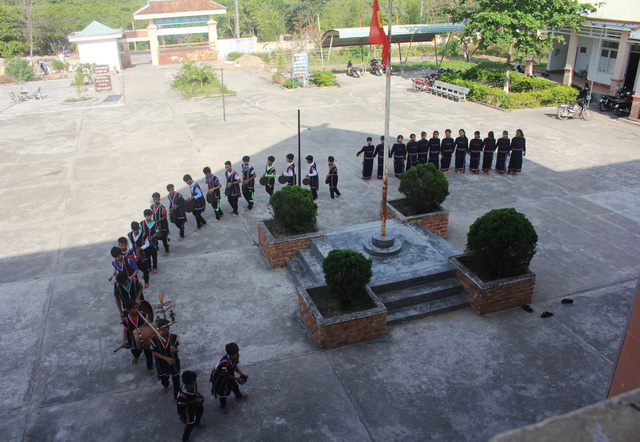 dua cong chieng vao truong hoc