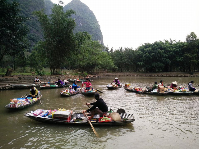 doc dao cho noi o vinh ha long tren can