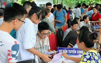 Xét tuyển tổ hợp môn trái ngành học: “Bất chấp” để tuyển đủ thí sinh