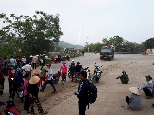 vu dan chan bai rac vi o nhiem huyen xin loi dan vi cap duoi yeu kem