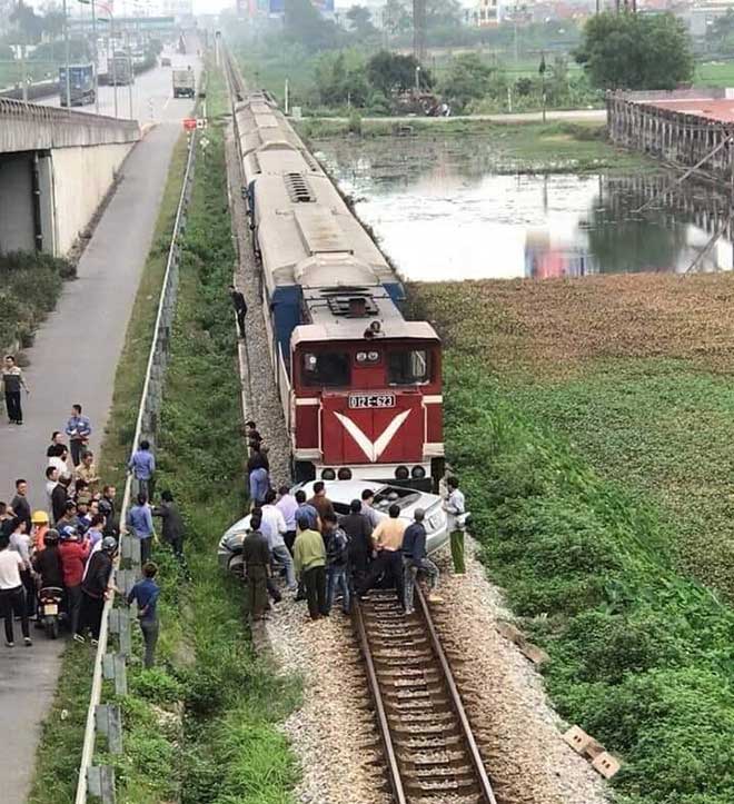 tau hoa keo le o to tren duong ray 5 nguoi thuong vong