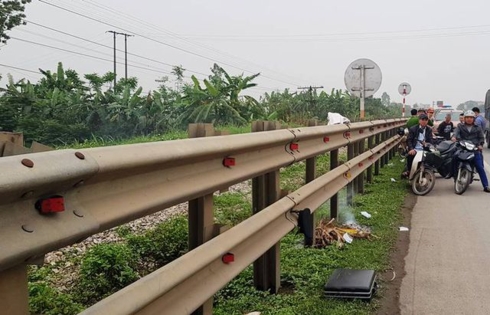 bang qua duong ngang dan sinh hai vo chong bi tau dam thuong vong