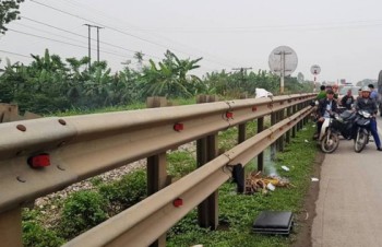 Băng qua đường ngang dân sinh, hai vợ chồng bị tàu đâm thương vong