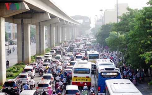 ha noi de xuat cam xe may vao gio cao diem tren 6 tuyen pho