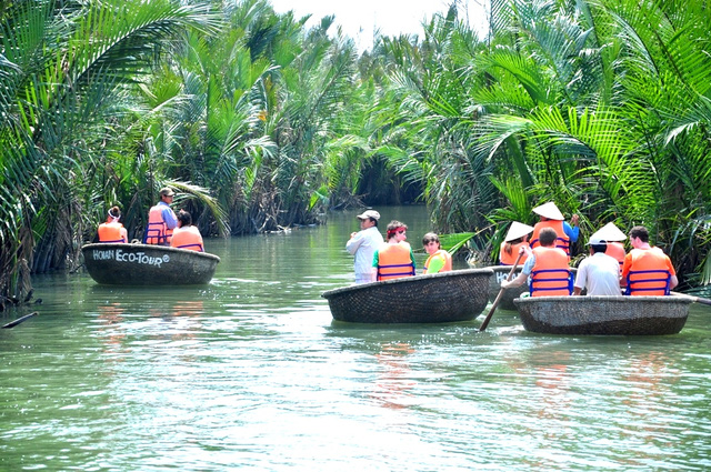 thu vi trai nghiem lac thung chai o rung dua bay mau hoi an