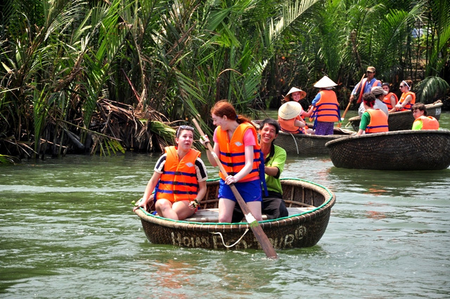 thu vi trai nghiem lac thung chai o rung dua bay mau hoi an