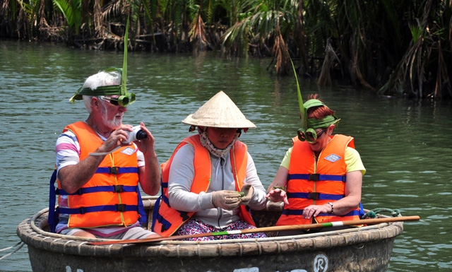 thu vi trai nghiem lac thung chai o rung dua bay mau hoi an