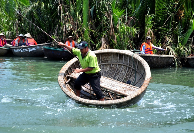 thu vi trai nghiem lac thung chai o rung dua bay mau hoi an