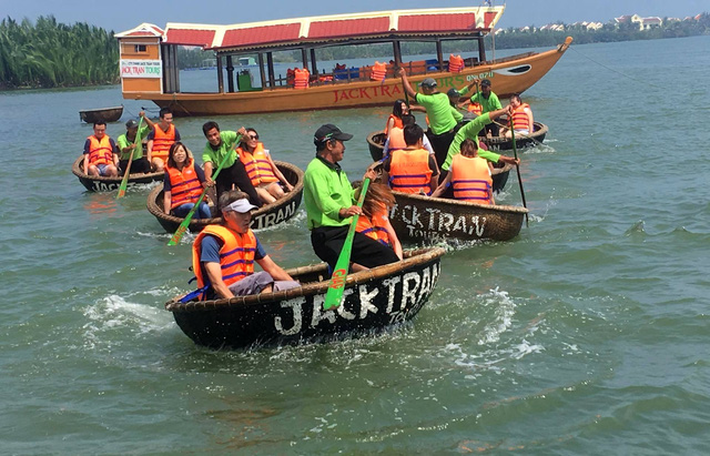 thu vi trai nghiem lac thung chai o rung dua bay mau hoi an