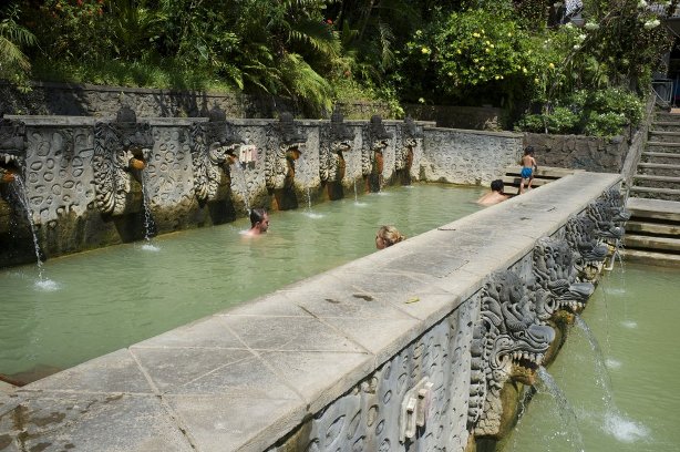 ngam minh trong nhung suoi nuoc nong noi tieng the gioi