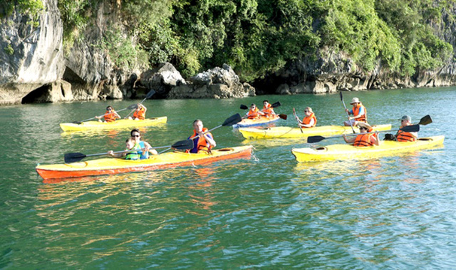 ngoai cheo kayak ha long con hap dan boi hang nghin trai nghiem thu vi