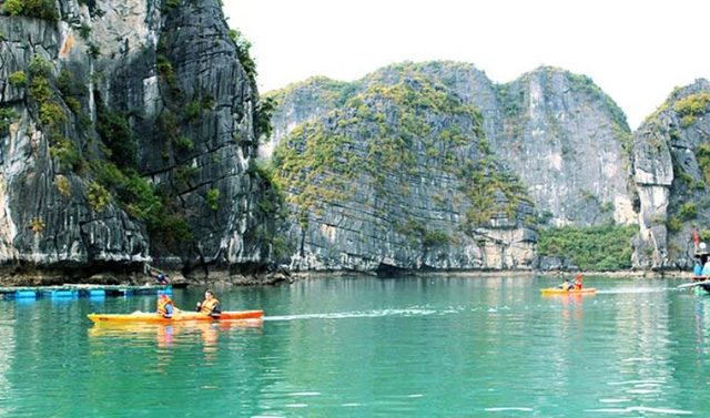 ngoai cheo kayak ha long con hap dan boi hang nghin trai nghiem thu vi