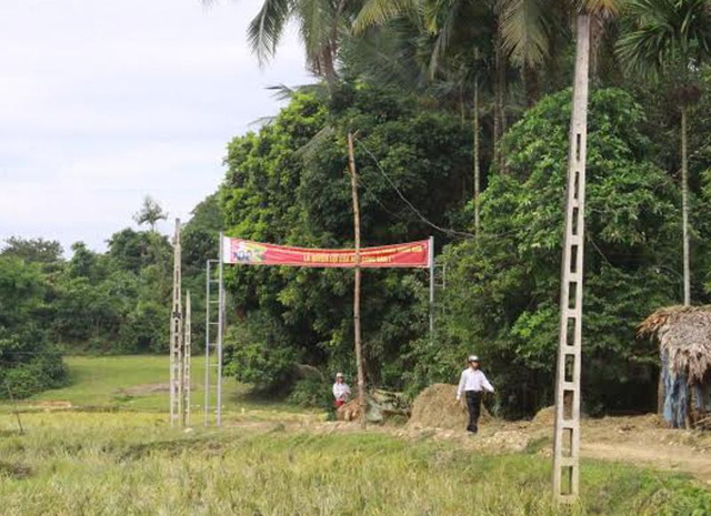 Công trình điện dở dang, hàng trăm hộ dân dùng điện “chui”