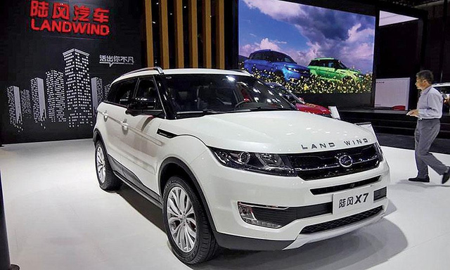 xe nhai evoque tung hoanh land rover ngam dang nuot cay