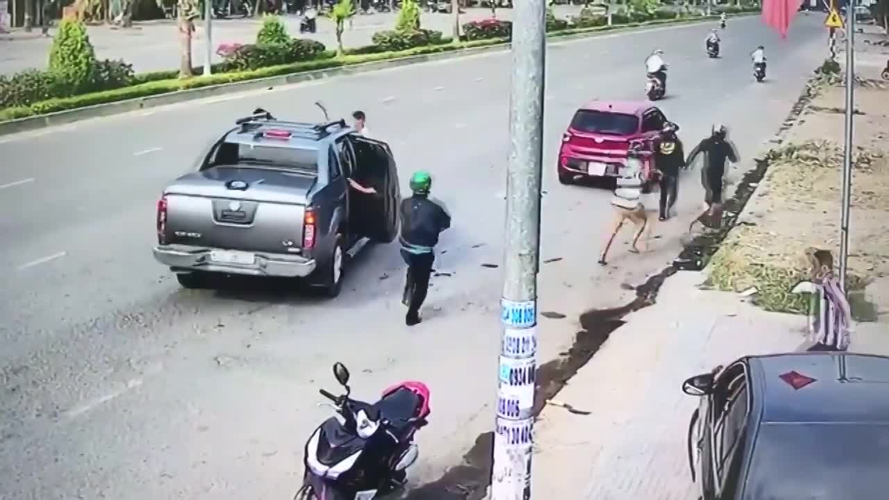 Hai nhóm thanh niên nổ súng thanh toán nhau giữa đường