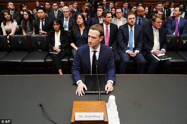 Mark Zuckerberg gây sốc khi thừa nhận thu thập thông tin cả những người không dùng Facebook