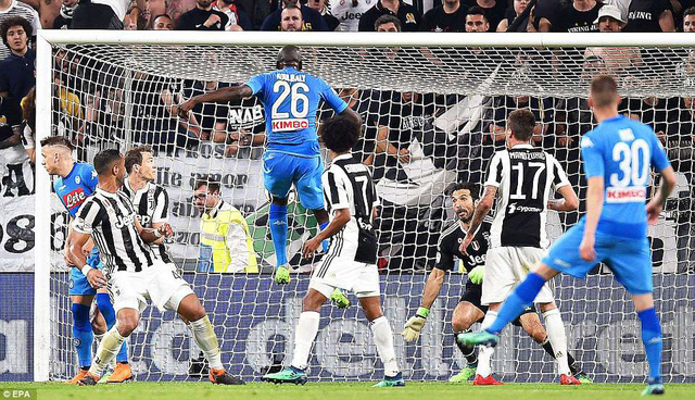 juventus thua napoli cuoc dua vo dich serie a cang nhu day dan