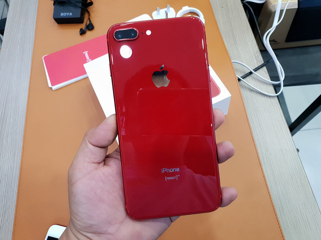 iphone 8 plus mau do chinh hang len ke gia 23 trieu dong