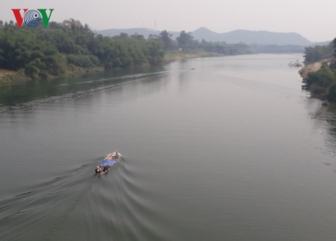 Ồ ạt khai thác cát vào giữa đêm trên sông Hương o at khai thac cat vao giua dem tren song huong