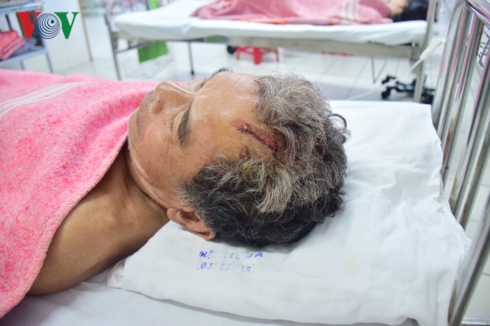 Ồ ạt khai thác cát vào giữa đêm trên sông Hương o at khai thac cat vao giua dem tren song huong