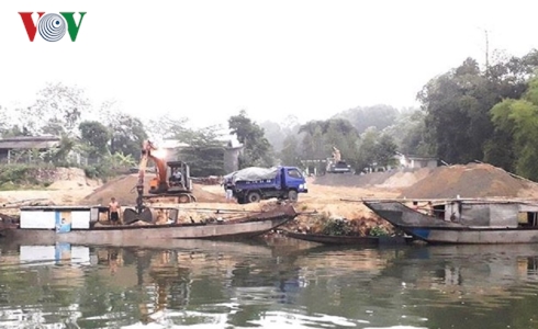Ồ ạt khai thác cát vào giữa đêm trên sông Hương o at khai thac cat vao giua dem tren song huong