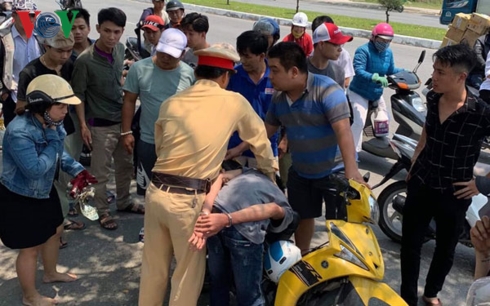 muon co tien an choi 2 thieu nien cuop giat dien thoai di dong